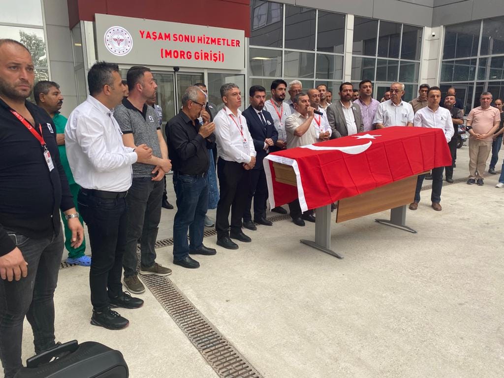 Hastanemizde Veri Giriş Personeli olarak görev yapan Gazi Gürol Arslan 'ın vefat etmesi üzerine Hastanemizde cenaze töreni düzenlendi. 